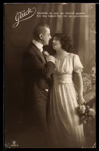 Foto-AK GL Co: Glück, Glücklich ist wem der Himmel gegeben..., Liebespaar mit gelben Rosen