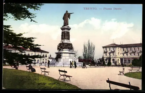 AK Trento, Piazza Dante mit dem Denkmal und Parkbänken im Vordergrund