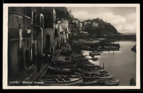 AK Capri, Marina Grande con barche lungo la costa