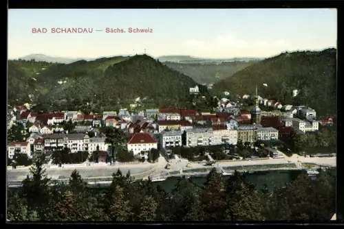 AK Bad Schandau /Sächs. Schweiz, Ortsansicht mit Elbufer und umliegenden Bergen