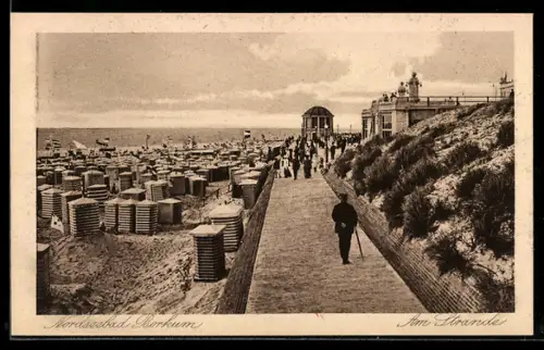AK Borkum, Am Strande, Panorama mit Kuppelgebäude