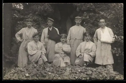 Foto-AK Rekonvaleszenten im Garten eines Lazaretts, Rotes Kreuz