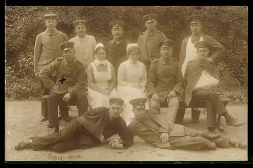 Foto-AK Verwundete Soldaten im Garten eines Lazaretts 1915, Rotes Kreuz