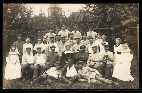 Foto-AK Verwundete Soldaten im Vereins-Lazarett Nr. 1, Rotes Kreuz