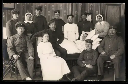 Foto-AK Verwundete Soldaten in einer Lazarettstube, Rotes Kreuz