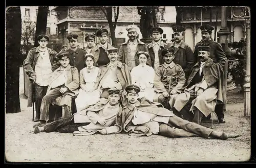 AK Rekonvaleszenten auf Lazarettgelände, Rotes Kreuz