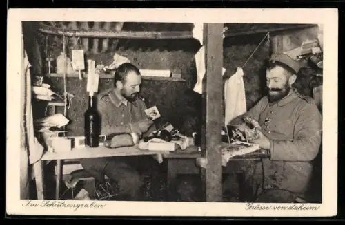 AK Soldaten lesen Feldpost im Schützengraben