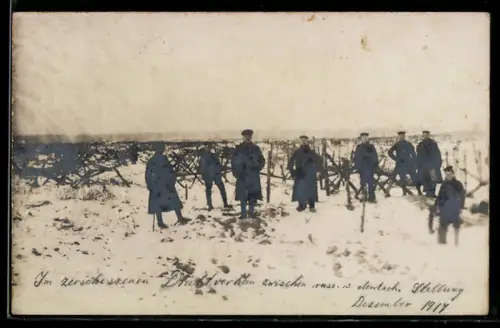 Foto-AK Im zerschossenen Drahtverhau zwischen russischer und deutscher Stellung, Dezember 1917