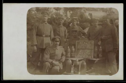 Foto-AK Deutsche Artillerie-Soldaten vor Feldkanone im Weltkrieg 1916