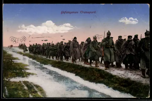 AK Gefangenen Transport, Kriegsgefangene und Wachsoldaten, POW's marschieren ins Gefangenenlager