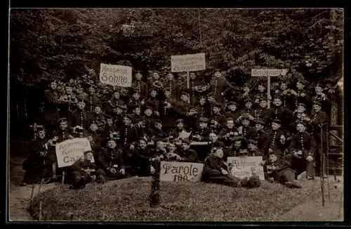 AK Gruppenaufnahme hessischer Soldaten mit Biergläsern, Parole Heimat