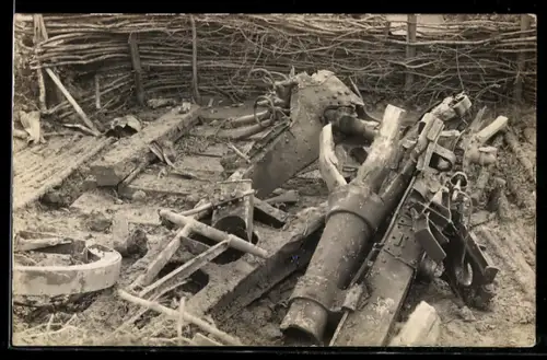 AK Artillerie, zerstörtes Geschütz im Lager