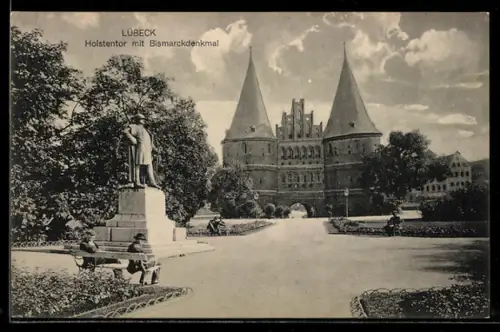 AK Lübeck, Holstentor mit Bismarckdenkmal