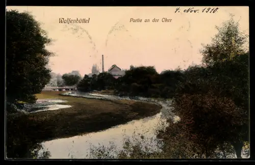 AK Wolfenbüttel, Partie an der Oker, mit Fabrikschlot