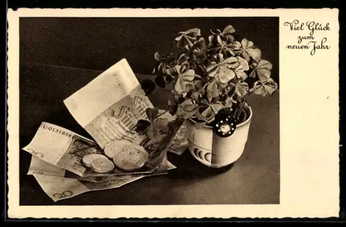AK 50- und 20-Reichsmarkscheine und Klee im Blumentopf