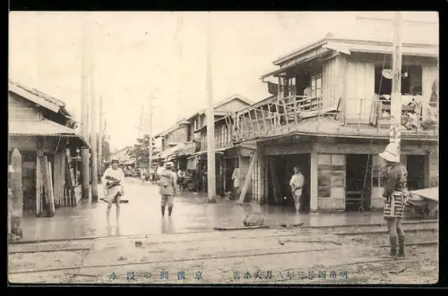 AK Yokohama, Strassenzug mit Holzhäusern, Gleisen und stehenden Personen