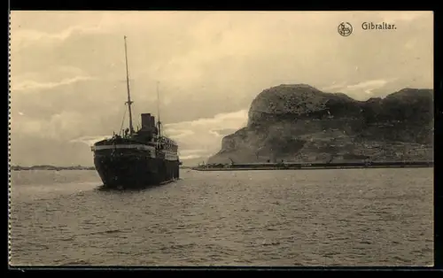 AK Gibraltar, Passagierschiff vor dem Felsen