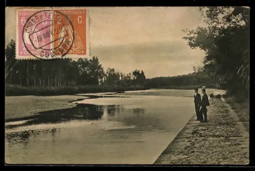 AK Coimbra, Flussufer mit zwei Herren auf Ufermauer