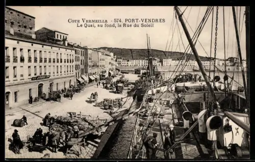 AK Port-Vendres, Le Quai, au fond, la Rue du Soleil