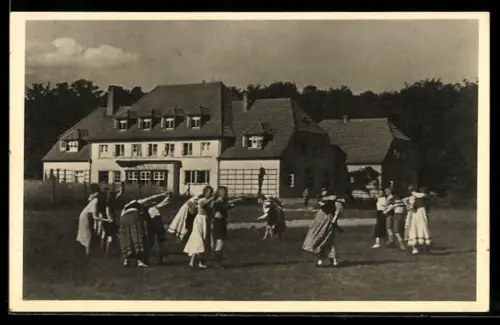 AK Syke, Jugendherberge, spielende Kinder auf der Wiese