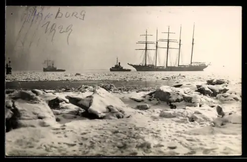 Foto-AK Hamburg, Eisstoss im Hafen, Segelschiff und Eisbrecher
