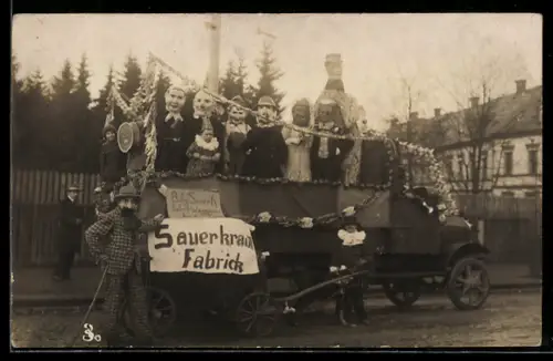 Foto-AK Lastkraftwagen der Sauerkraut-Fabrik während der Faschingszeit 1926