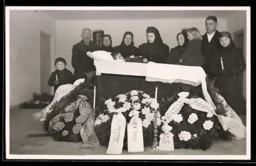 Foto-AK Aufbahrung eines Verstorbenen, Angehörige am offenen Sarg
