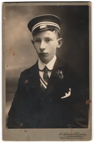 Fotografie B. Nieländer & T. Romauer, München, Ohlmüllerstr. 3, Porträt eines Studenten mit Tellermütze und Couleur