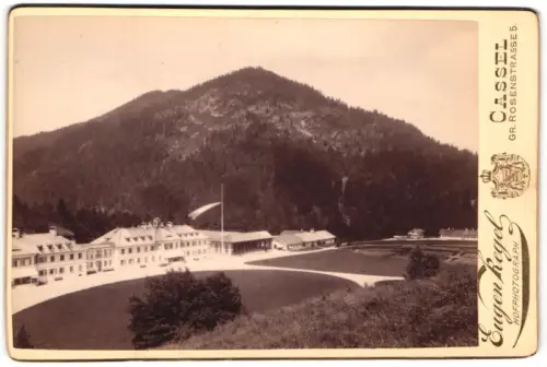 Fotografie Eugen Kegel, Cassel, Gr. Rosenstrasse 5, Ansicht Wildbad Kreuth, Ortsansicht mit Hügel im Hintergrund 1888/89