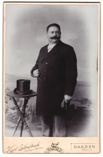 Fotografie Karl Schupbach, Daaden, Ein Herr im eleganten Anzug mit Zylinder