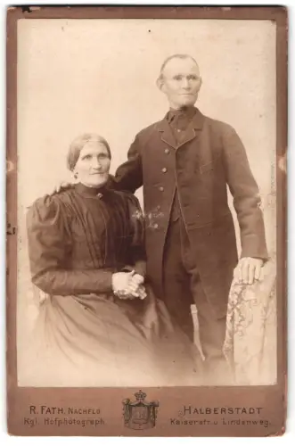 Fotografie R. Fath, Halberstadt, Kaiserstrasse, Paarporträt in feiner Kleidung