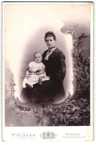 Fotografie P. Clasen, Dessau, Cavalierstrasse 16, Mutter mit Kleinkind auf floralem Hintergrund