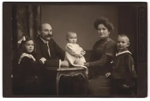Fotografie J. Niclou, Chemnitz, Königstr 3, Familienporträt mit drei Kindern