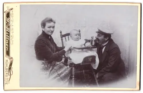 Fotografie W. Rittner, Mühlberg, Familienporträt mit Kleinkind