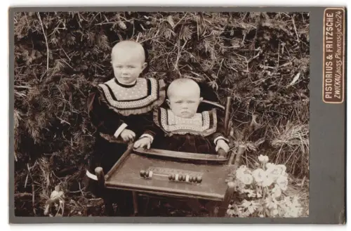 Fotografie Pistorius & Fritzsche, Zwickau, Äuss. Plauenschestr. 24, Zwei Kinder mit Spielzeug