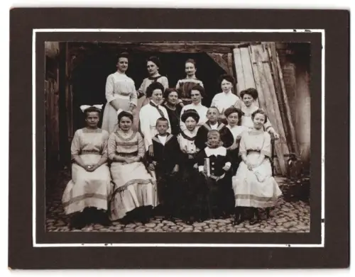 Fotografie unbekannter Fotograf und Ort, Gruppe von Frauen und Kindern