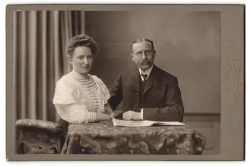Fotografie Taggeselle & Ranft, Dresden, Augsburgerstr. 9, Paar an einem Tisch sitzend