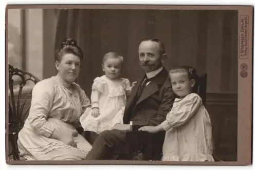 Fotografie E. Bissinger, Erfurt, Anger 25, Familienporträt mit zwei Kindern