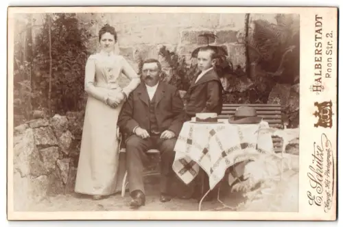 Fotografie E. Schütze, Halberstadt, Roon Strasse 2, Familienporträt im Garten