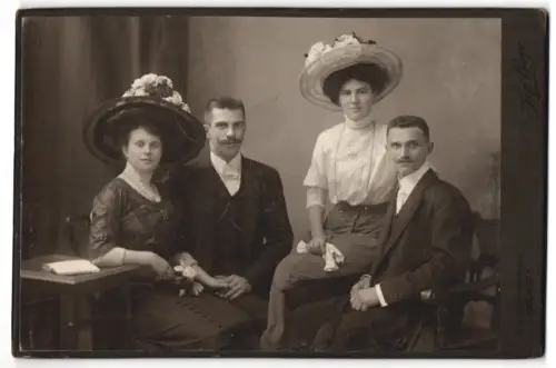 Fotografie Sig. Bing, Wien, An der Marienbrücke, Vier Personen in eleganter Kleidung