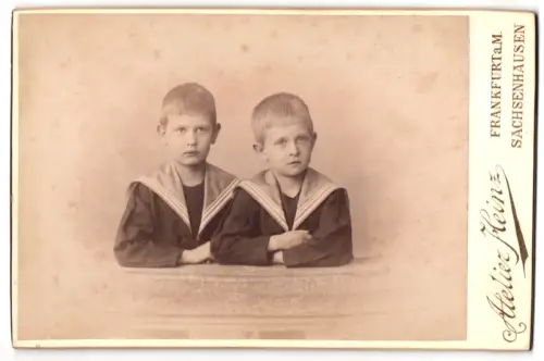 Fotografie Atelier Heinz, Frankfurt am Main, Brückenstrasse 54, Zwei Jungen in Matrosenanzügen