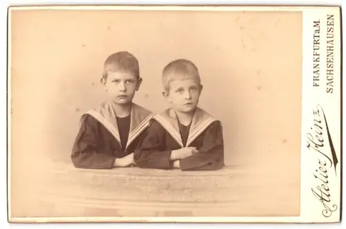 Fotografie Atelier Heinz, Frankfurt am Main, Brückenstrasse 54, Zwei Jungen in Matrosenanzügen