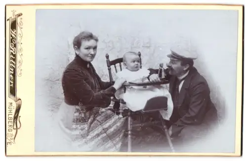 Fotografie W. Rittner, Mühlberg a. E., Hauptstrasse 8, Familienszene mit Kleinkind