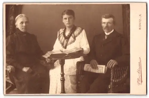 Fotografie Otto Ahrens, Ribnitz i. M., Zwei Damen und ein Herr mit Fotoalbum