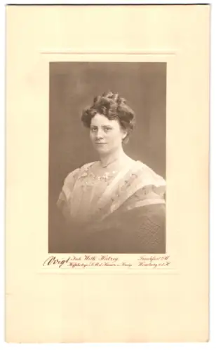 Fotografie Voigt, Frankfurt am Main, Schöne Portraitaufnahme einer Dame