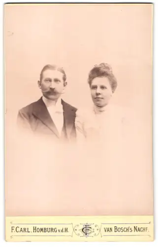 Fotografie F. Carl, Homburg v. d. H., Kaiser Friedrich-Promenade 57, Porträt eines Paares