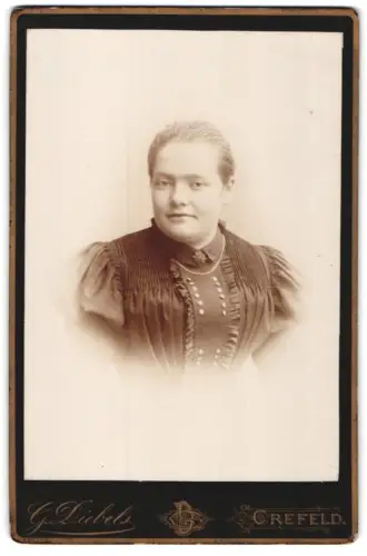 Fotografie G. Diebels, Crefeld, Rheinstrasse 137, Porträt einer Dame