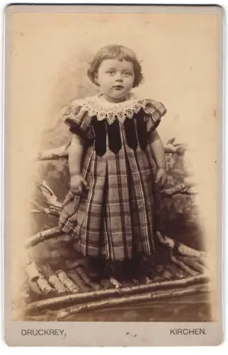 Fotografie Druckrey, Kirchen, Kind in kariertem Kleid