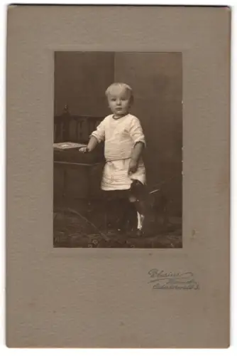 Fotografie Blesius, Hameln, Ostertorwall 3, Kleinkind mit Spielzeugpferd