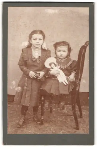 Fotografie unbekannter Fotograf und Ort, Zwei Kinder mit Puppe